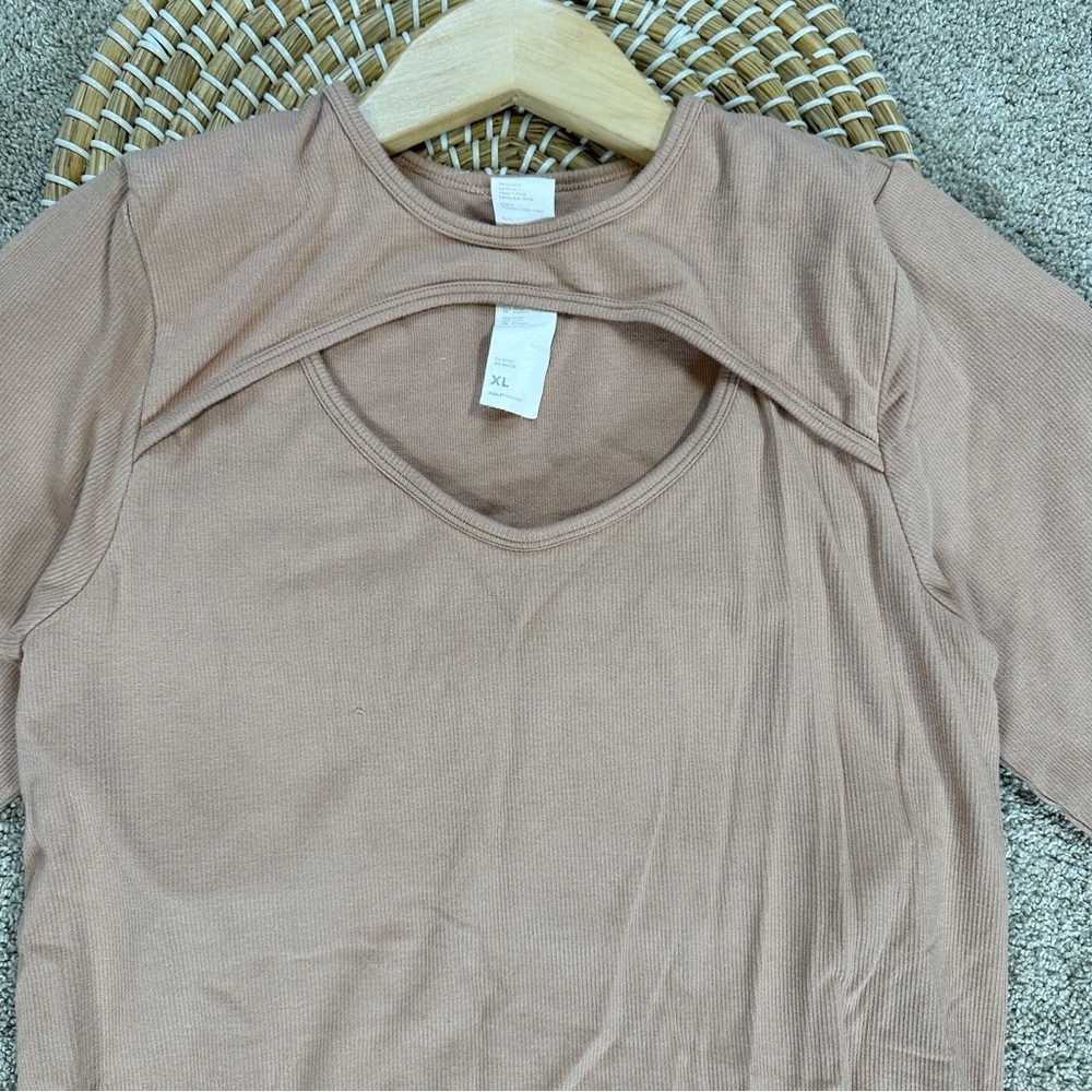 Fabletics Women’s Finely Cutout Seamless Bodysuit Ribbed Shortsleeve Desert XL - Picture 4 of 15